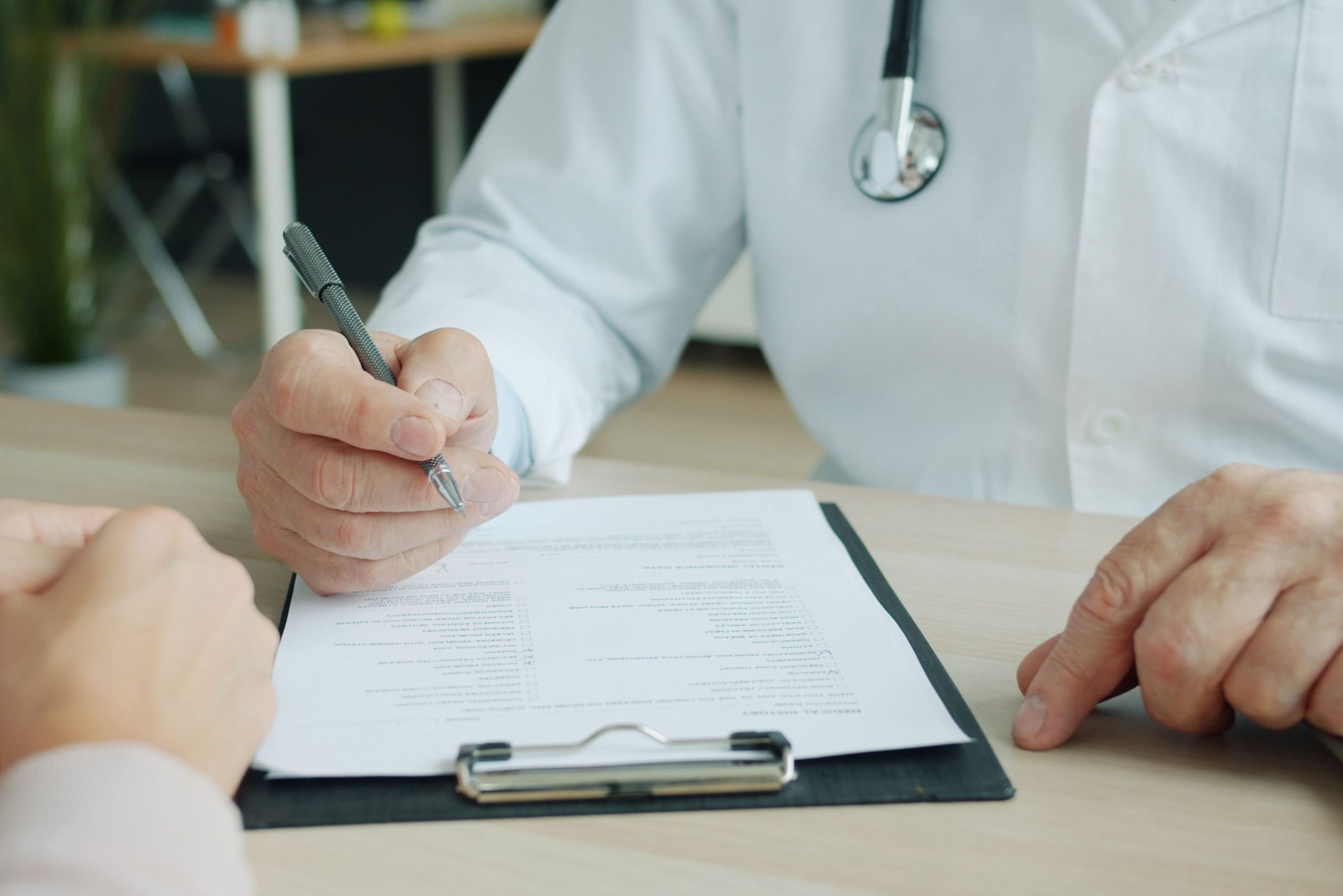 Façade d'un accueil de la CPAM à Marseille avec des assurés patientant devant le guichet